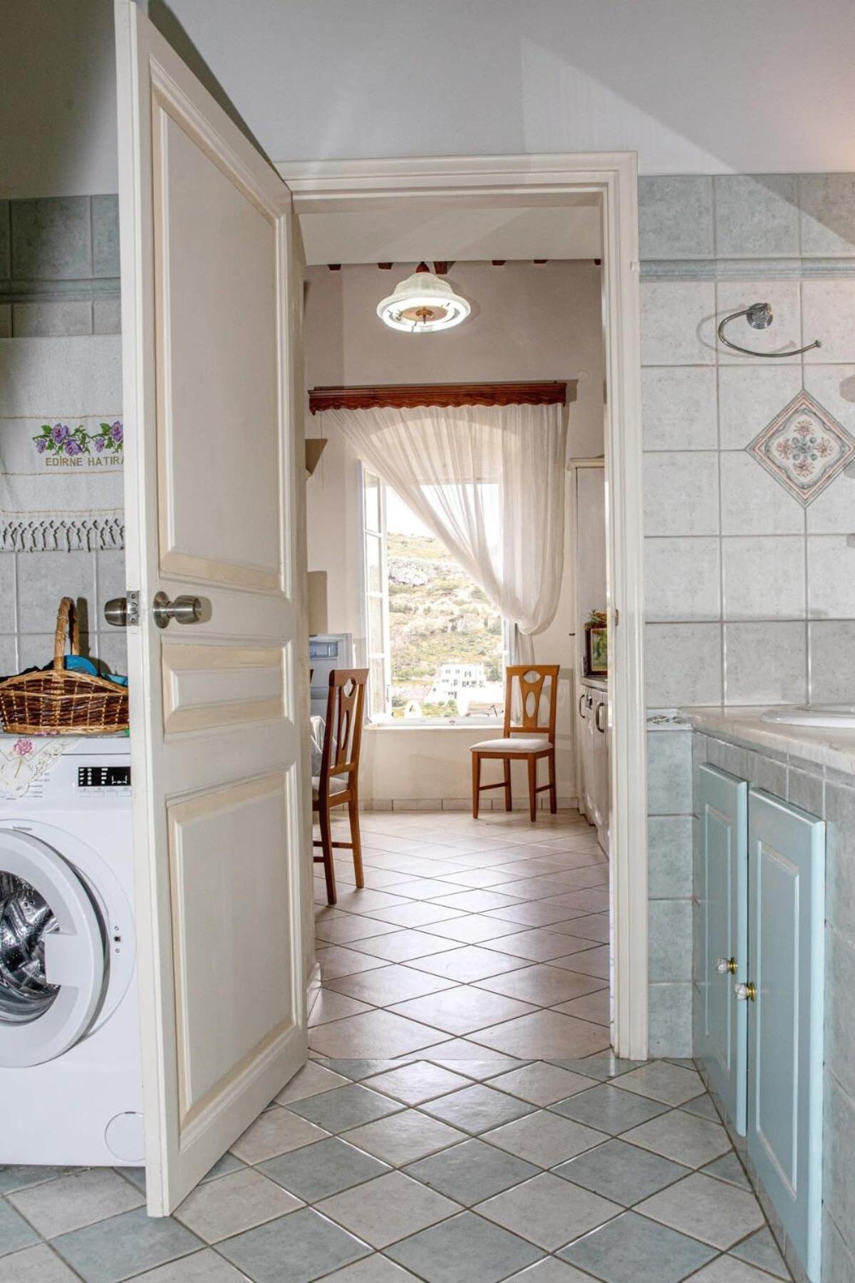 Neoclassical Splendor Unique Experience In Leros Apartment